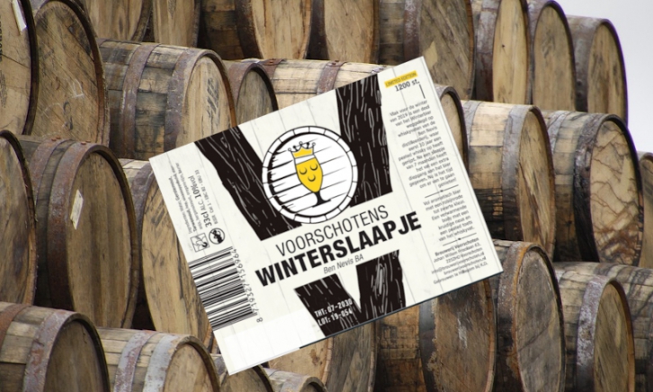 Voorschotens winterslaapje etiket met houten vaten op de achtergrond